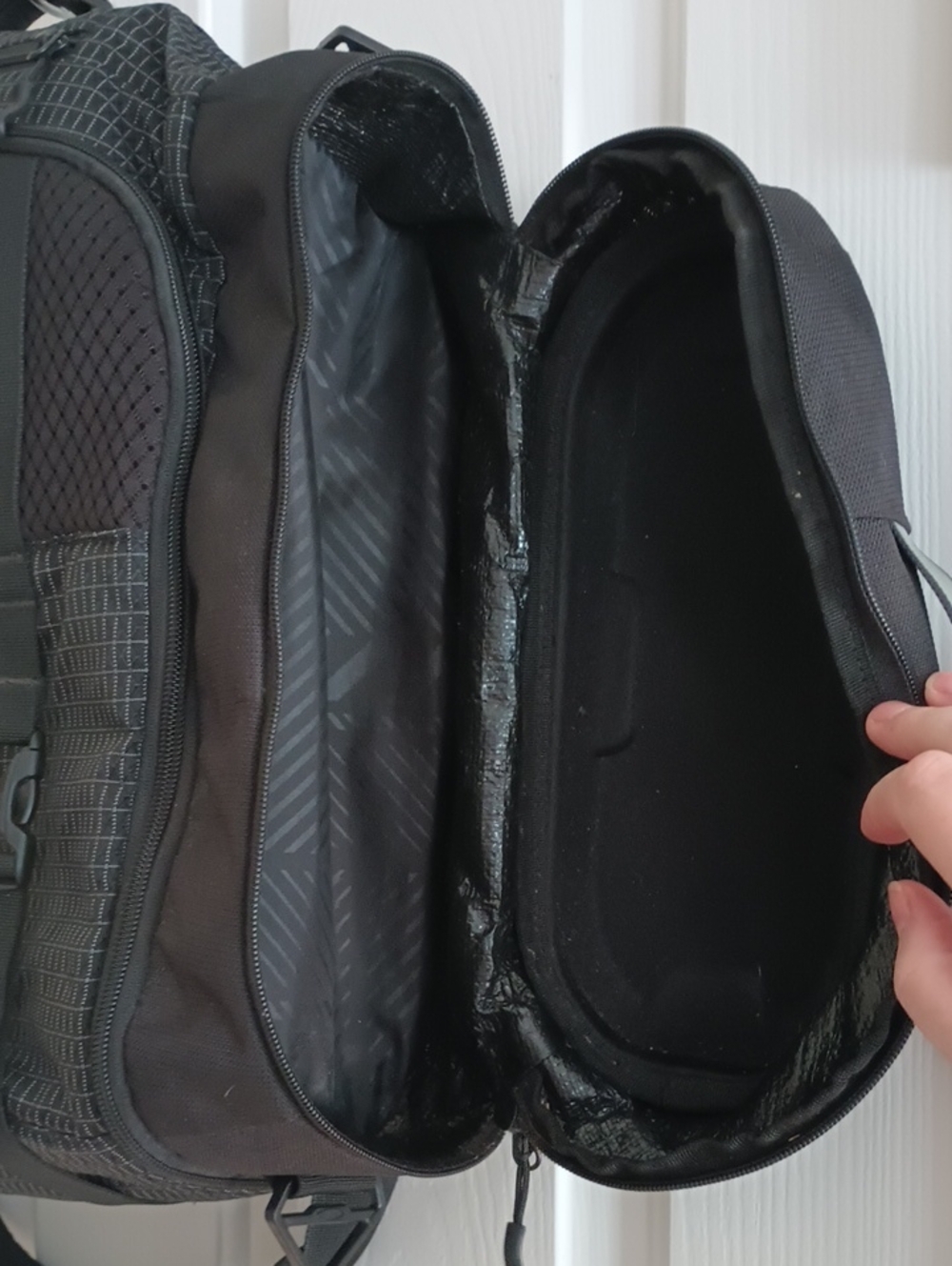 Oakley Link Duffel Bag – Jet Black - Picture 10 of 12